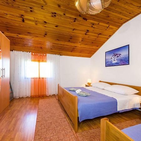 Apartment Matkos - With Garden And Terrace Нин Екстериор снимка