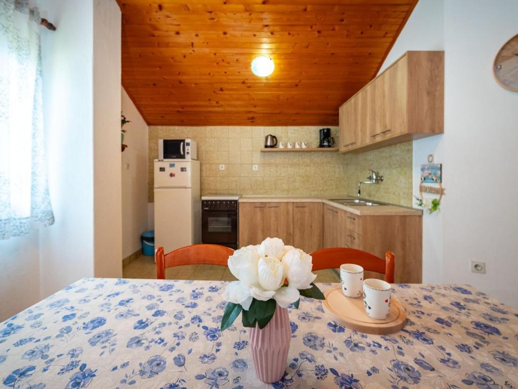 Apartment Matkos - With Garden And Terrace Нин Екстериор снимка