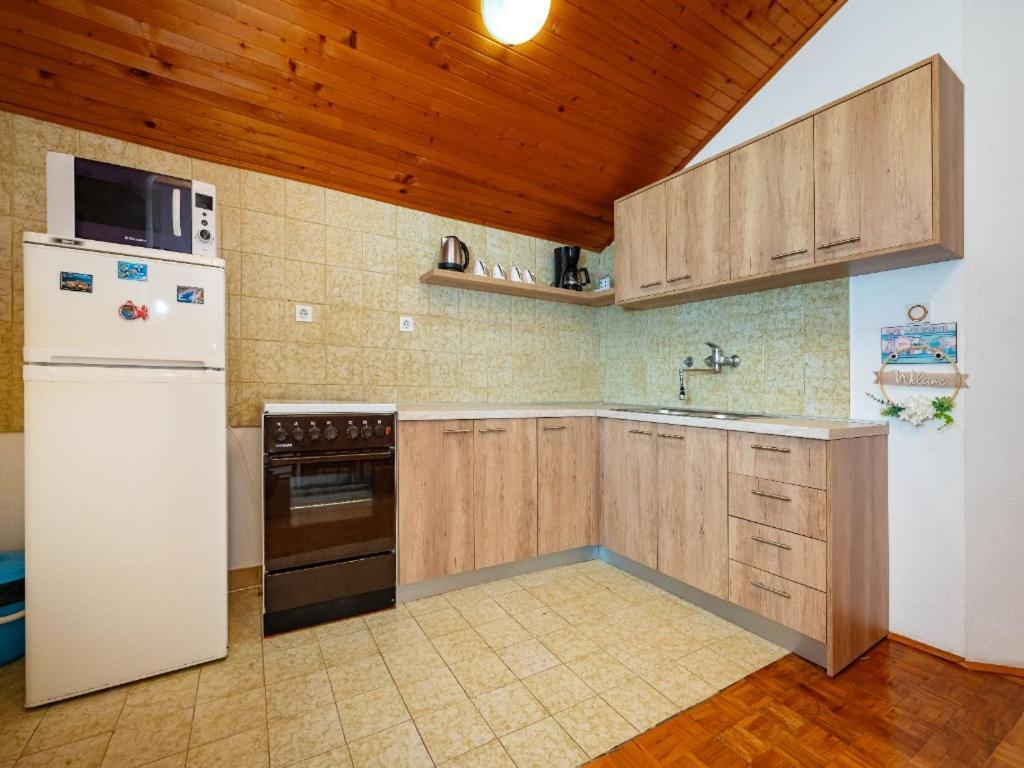 Apartment Matkos - With Garden And Terrace Нин Екстериор снимка