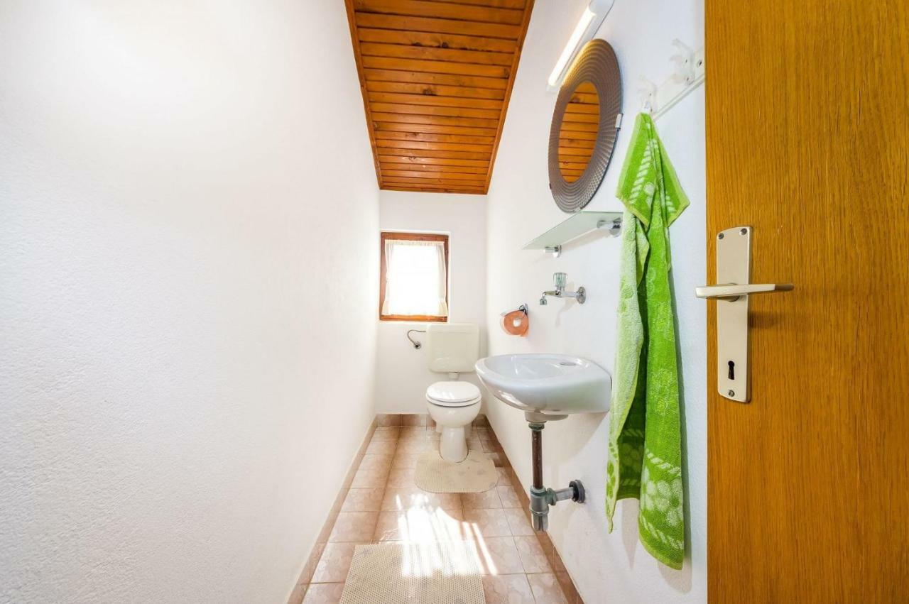 Apartment Matkos - With Garden And Terrace Нин Екстериор снимка